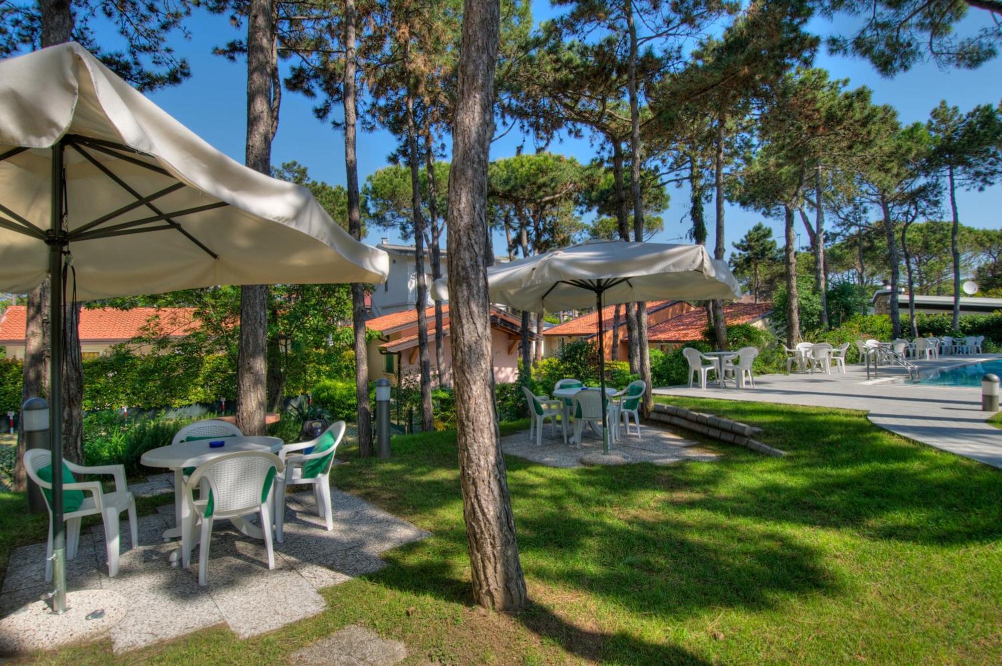 Hotel Caracas Lignano Sabbiadoro Exterior photo